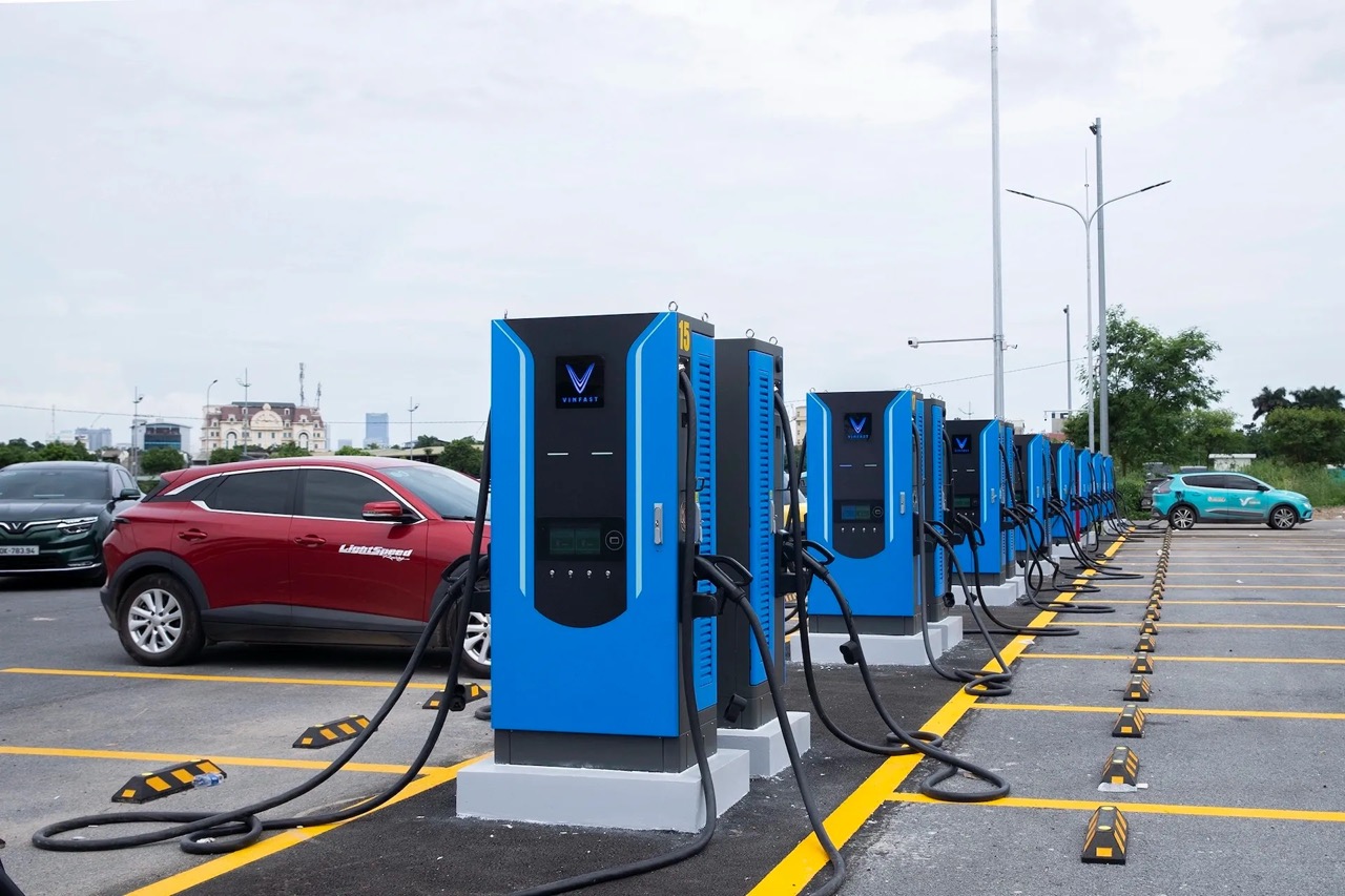 V-Green chơi lớn rót 10.000 tỷ xây 99 siêu trạm sạc trải dài cả nước ⚡