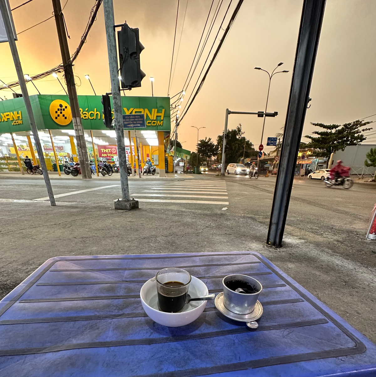 Buổi chiều mưa dong, ngồi nhâm nhi chill phết đấy!