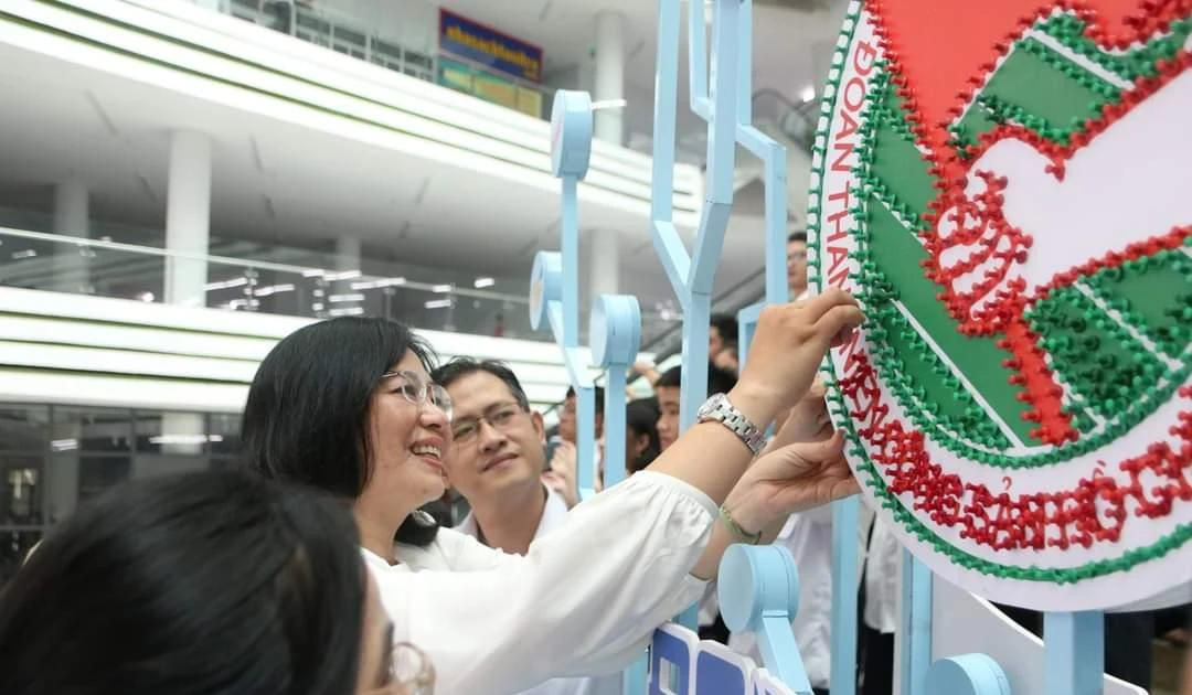 Sinh viên Sài Gòn xếp hình khối biểu trưng Đại hội Đoàn siêu xịn