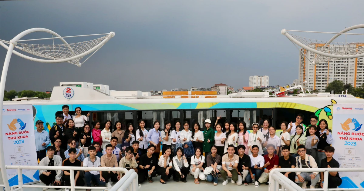 Thủ khoa 2023 được hội trải nghiệm buýt sông Sài Gòn và check-in Landmark 81 xịn sò ✨
