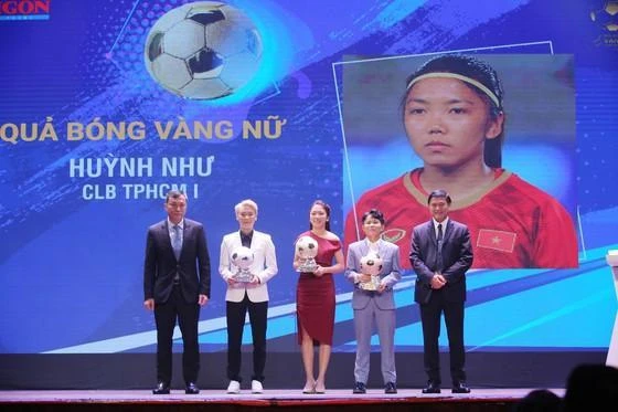 Chị đẹp Huỳnh Như vừa đá bóng vừa học giỏi nhận giải thưởng khủng từ trường ⚽