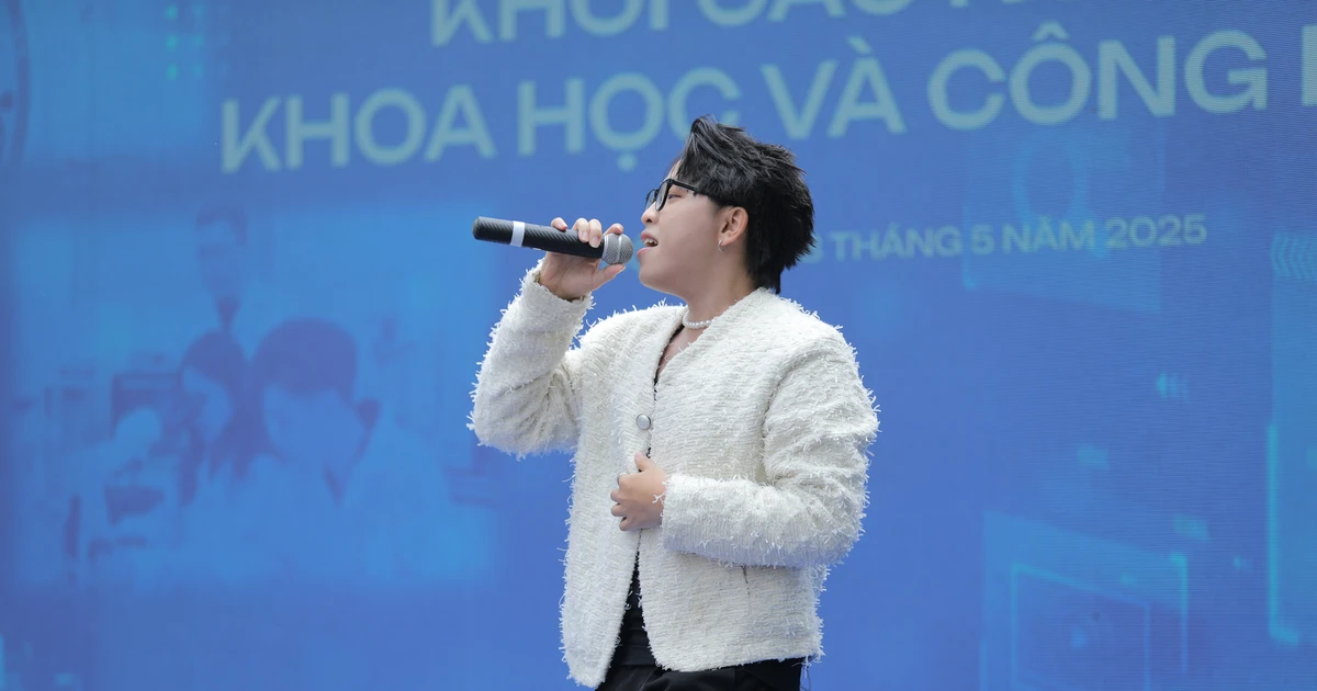 Ca sĩ 'Tình cờ yêu em' khiến hội sĩ tử phát cuồng tại Ngày hội tuyển sinh Khoa học - Công nghệ