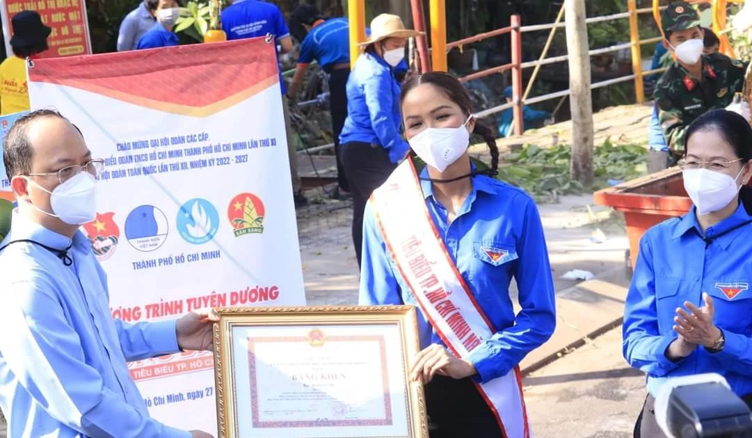 H'Hen Niê và khoảnh khắc đáng nhớ trong màu áo xanh tình nguyện