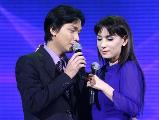 Mạnh Quỳnh bật mí lý do thật sự đằng sau thói quen vịn eo Phi Nhung lúc song ca