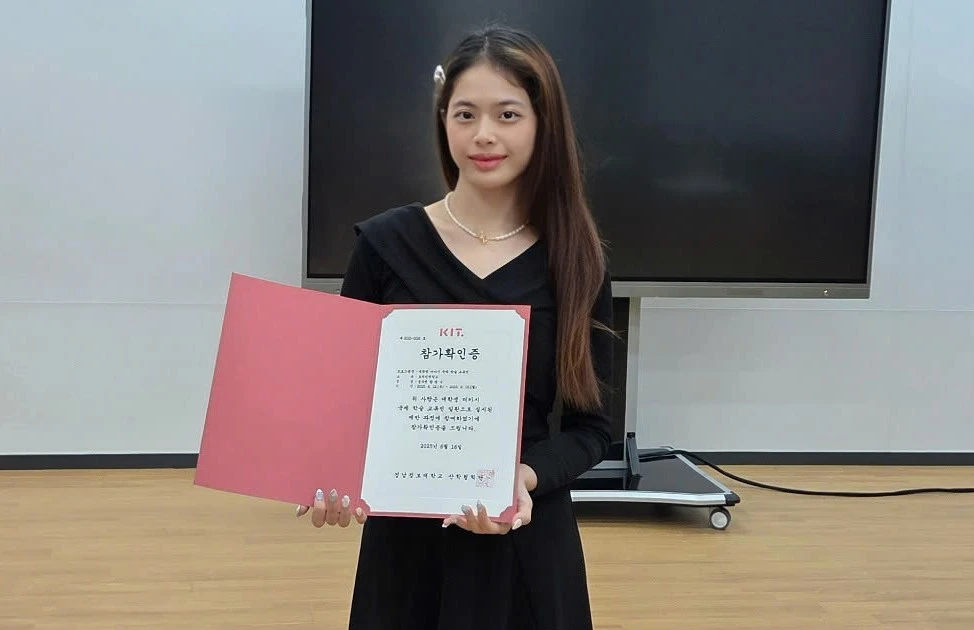 Nữ sinh trường Nhân Văn tham gia triển lãm thơ quốc tế tại ĐH Thông tin Kyungnam, Hàn Quốc