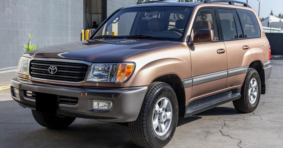 Chiếc Toyota Land Cruiser đời 1998 chạy chưa đầy 11.500km này vẫn được định giá gần 2 tỷ - xịn sò quá trời!