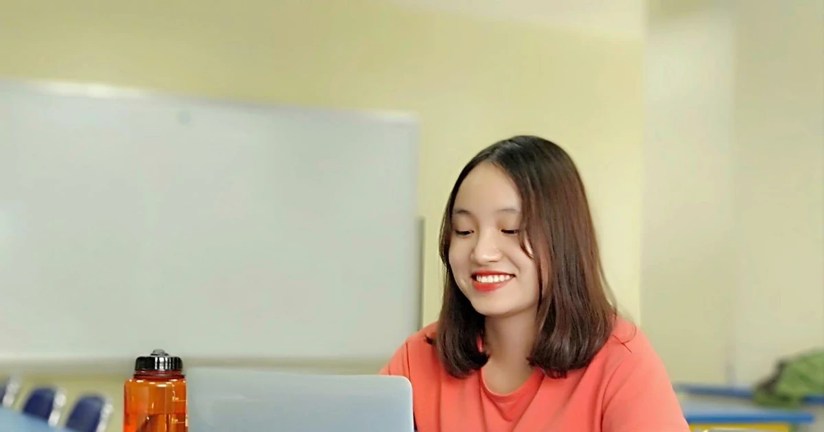 Chuyển hướng từ Sinh sang IT, cô gái này vừa rinh bằng Xuất sắc khiến ai cũng phải trầm trồ