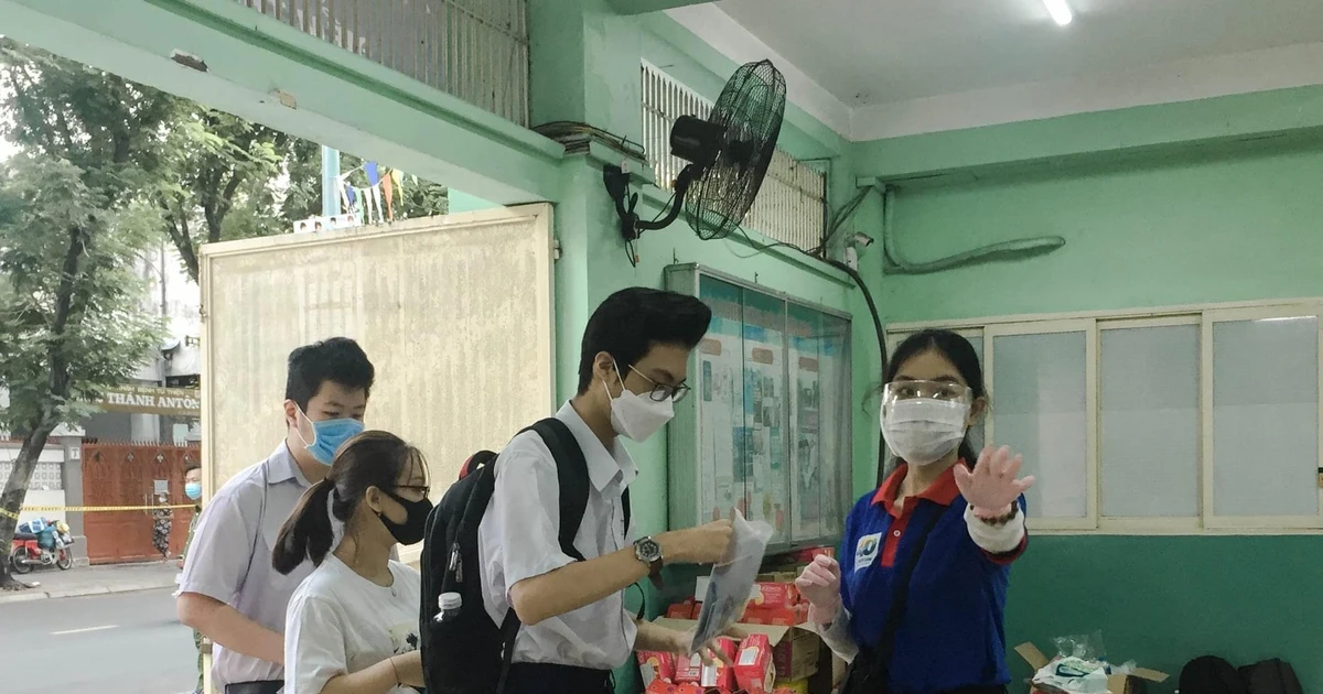 Gần 9.000 "chiến sĩ áo xanh" tiếp lửa cho thí sinh mùa thi 2021