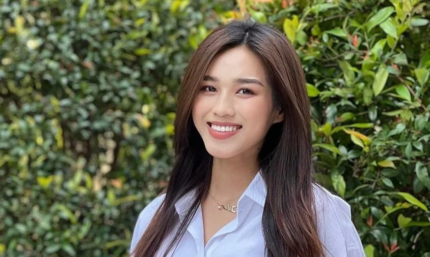 Hoa hậu Đỗ Thị Hà lên giảng đường: Không váy áo lộng lẫy vẫn xinh muốn xỉu