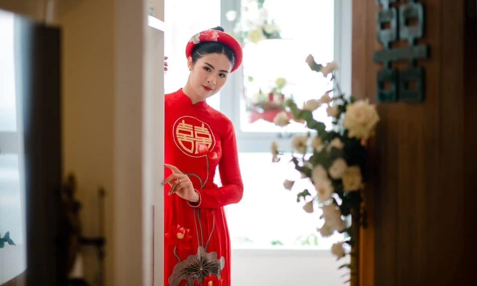 Lần đầu có Hoa hậu Việt không mặc váy cưới trong đám cưới của mình, dân tình tò mò quá trời