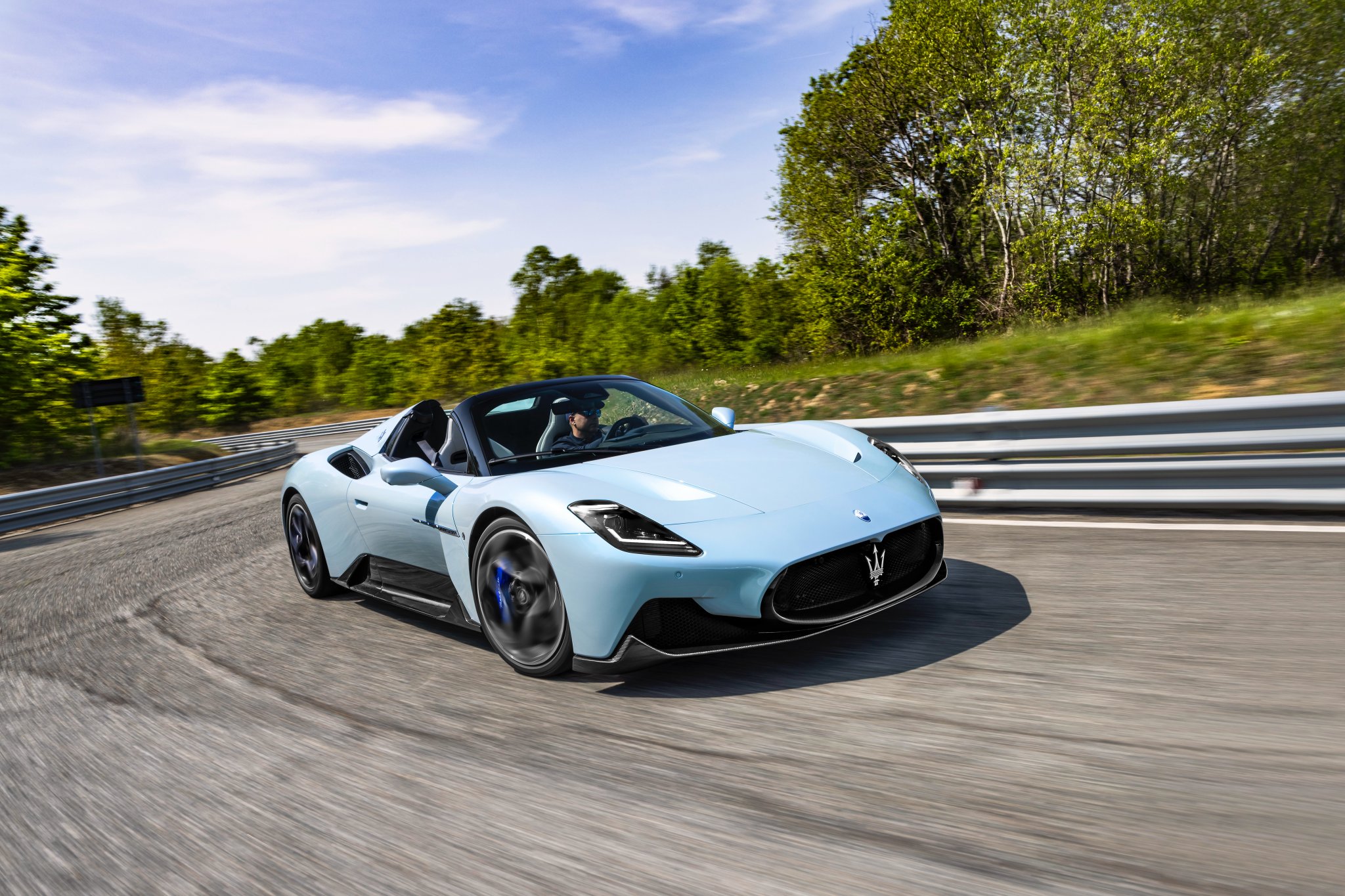 Maserati MC20 Cielo 2023 chào sân: Mui kính xịn xò đổi màu như phép thuật, 621 mã lực mãnh liệt, giá vẫn còn là ẩn số