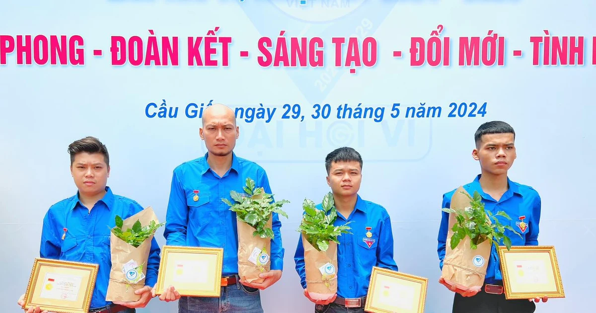 Bốn chàng trai "siêu anh hùng" đập tường cứu người được vinh danh Huy hiệu 'Tuổi trẻ dũng cảm'