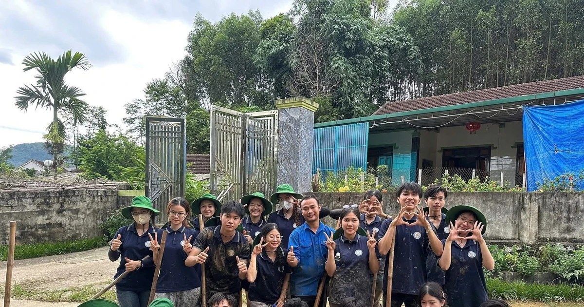 Sinh viên Đại học Vinh đồng hành cùng người dân vượt bão Wipha - Khoảnh khắc ý nghĩa giữa mùa thiên tai