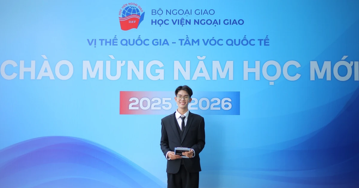 Cậu bé nông thôn lột xác thành MC song ngữ cực đỉnh tại Học viện Ngoại giao ✨