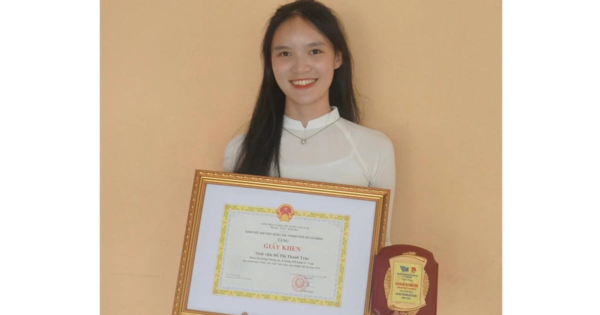Nữ cán bộ Đoàn – Hội xinh đẹp của UEL "flex" danh hiệu Sinh viên 5 Tốt cấp Trung ương