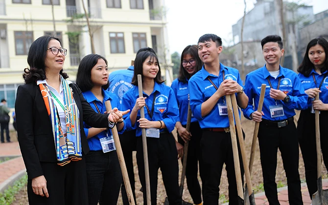 Thầy cô và sinh viên Học viện Nông nghiệp xắn tay trồng cây xanh cực xịn