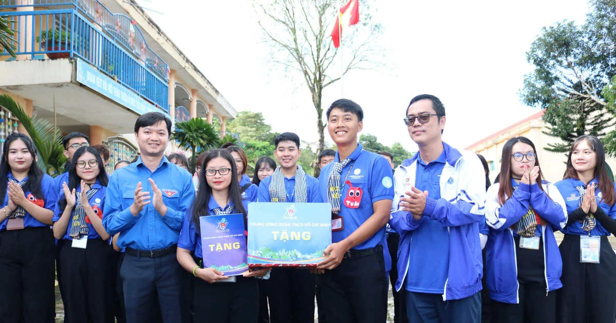 Các chiến sĩ 'Mùa Hè Xanh' tại Đắk Nông nhận cả tấn động viên từ lãnh đạo T.Ư