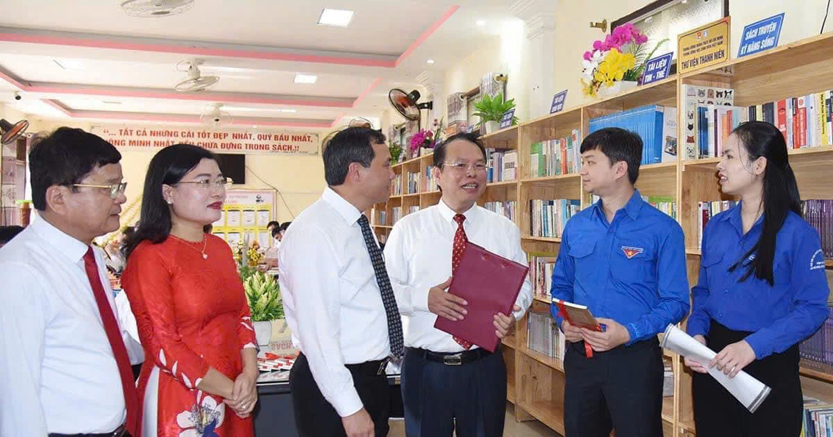 Chủ tịch T.Ư Hội Sinh viên Việt Nam về Hà Tĩnh dự lễ khai giảng, trao học bổng siêu ý nghĩa cho các em học sinh ✨