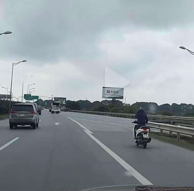 Xe máy lên cao tốc thế này có hợp lý không các bác ơi