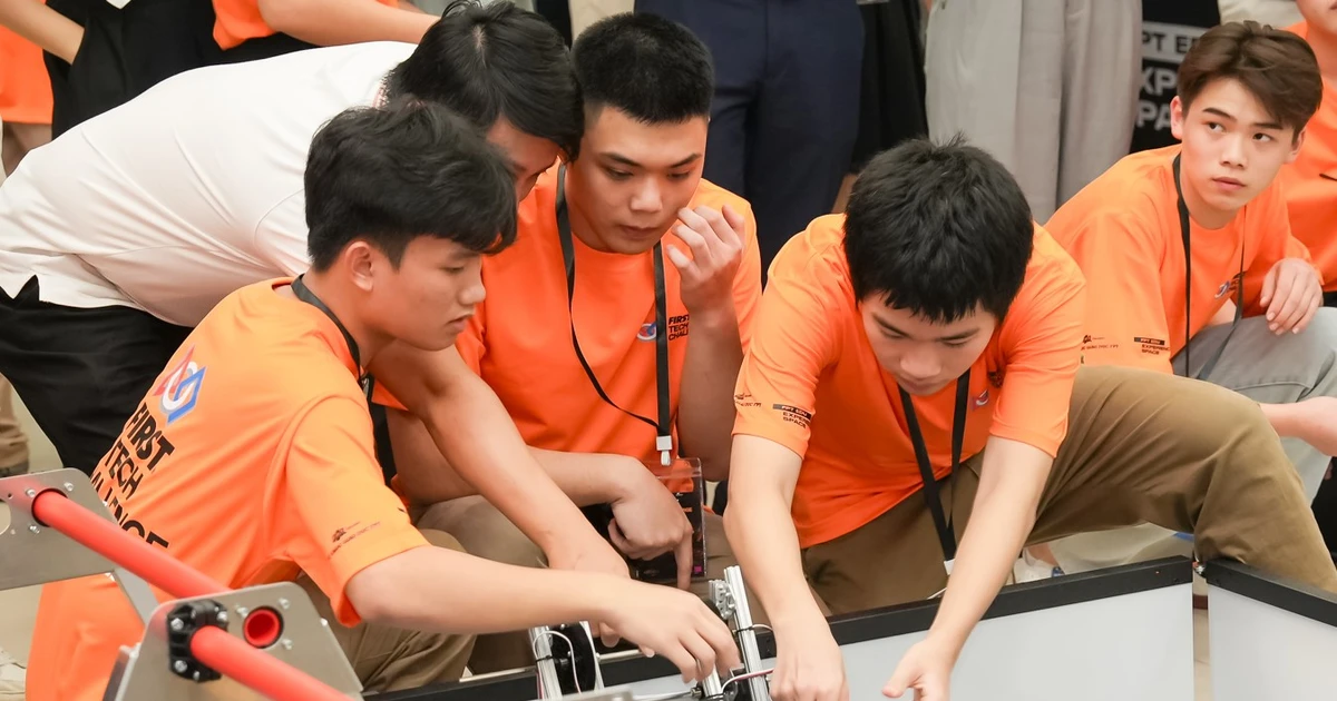 Robot biết vẽ tranh đọ tài tại Việt Nam - Ai thắng sẽ lên Mỹ chinh phục thế giới!