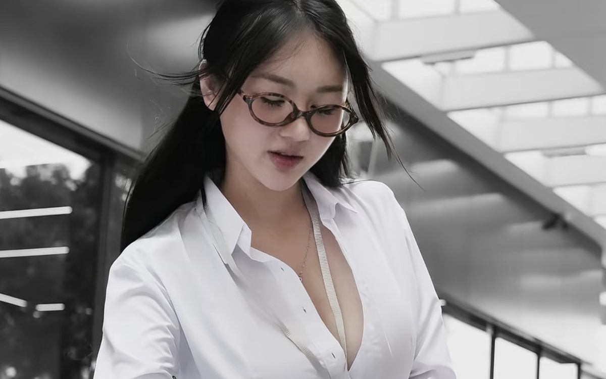 Nữ streamer "nàng thơ gian bếp" xả vai nấu ăn, lột xác thành thư ký văn phòng khiến hội anh em "té ngửa"