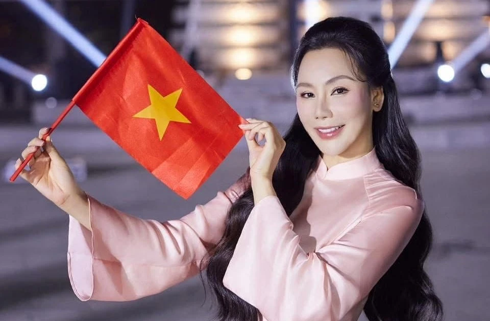 Hồ Quỳnh Hương mặc áo dài hát trong cái lạnh 'thấu xương' ở Yên Tử, tặng khán giả 'món quà' Tết siêu xịn