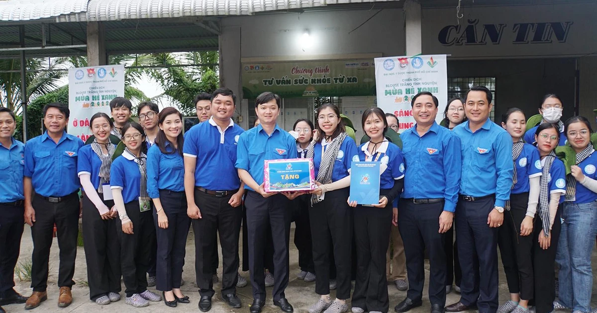 Những chiến sĩ áo xanh để lại dấu ấn siêu đẹp trong lòng người dân