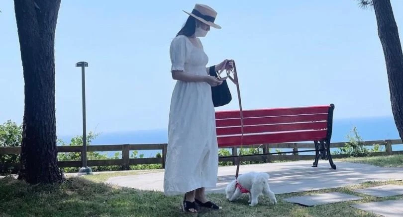 Chị đẹp Son Ye Jin khoe ảnh đi chơi chill phết, netizen soi ra nghi vấn đang có "tin vui"?