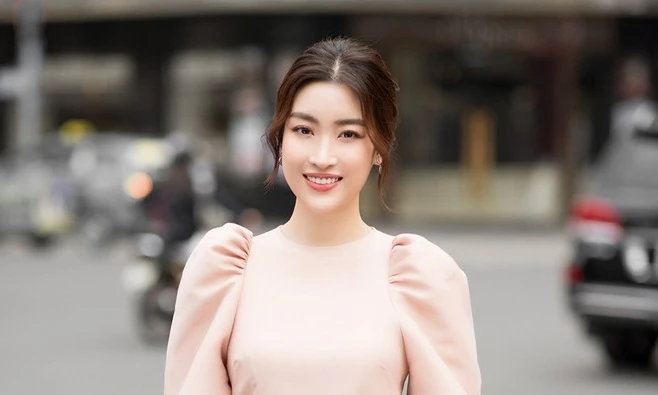 Đỗ Mỹ Linh lấn sân thiết kế áo dài: Xinh đẹp mà còn tài năng, ai chơi lại đây!
