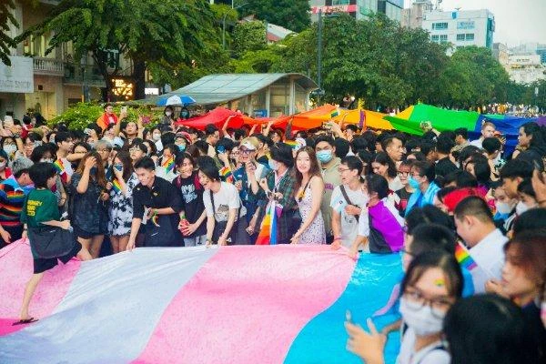 Bạn trẻ Sài Gòn đội mưa check-in sự kiện "Đi bộ tự hào" siêu sôi động