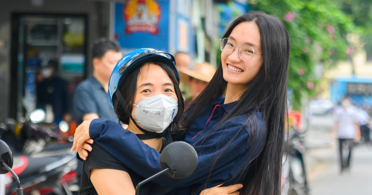 Phụ huynh ôm hôn, cổ vũ thí sinh bước vào ngày thi đầu tiên