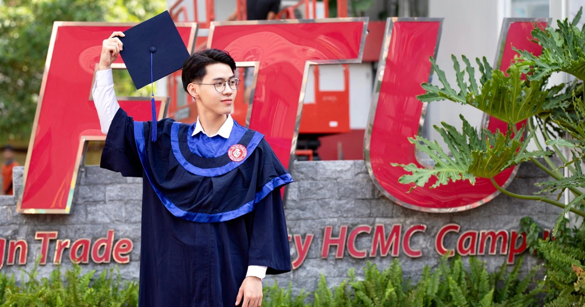 Chàng sứ giả vừa đẹp trai vừa tài năng khiến giới trẻ mê mẩn