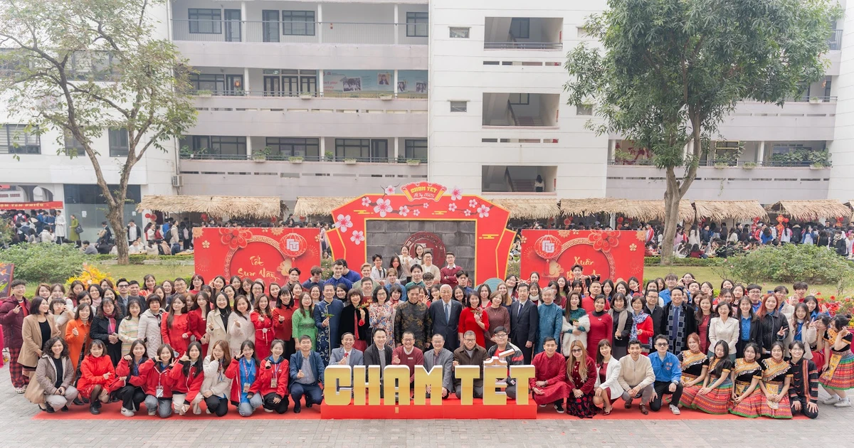 Hòa nhịp xuân rộn ràng cùng chương trình 'Tết sum vầy, xuân bình an' năm 2025 của Trường Đại học Ngoại thương