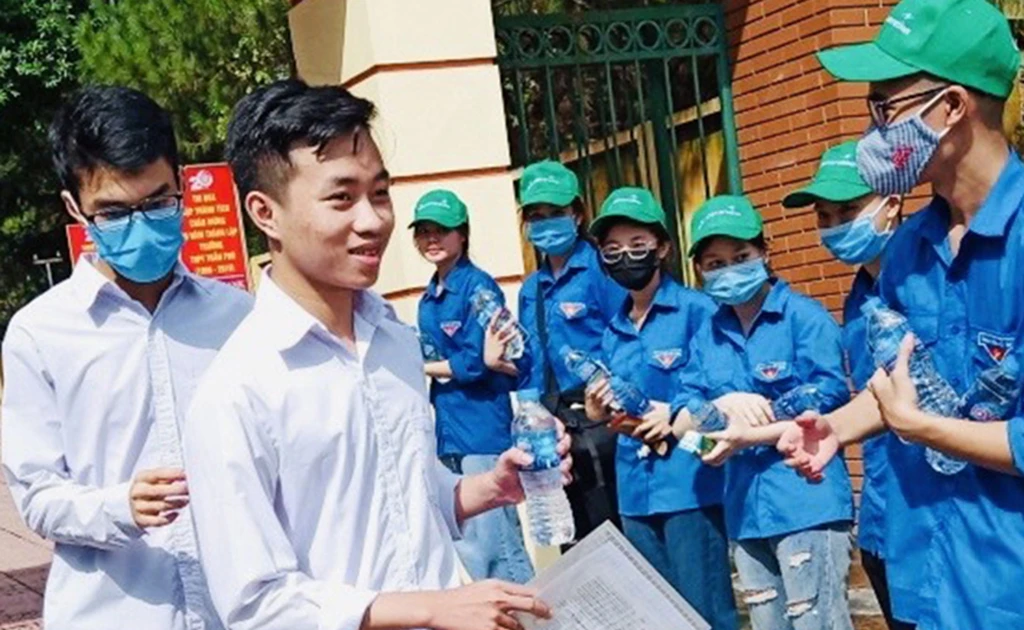 Đoàn viên nhiệt huyết tiếp sức mùa thi tại Chí Linh giữa mùa dịch