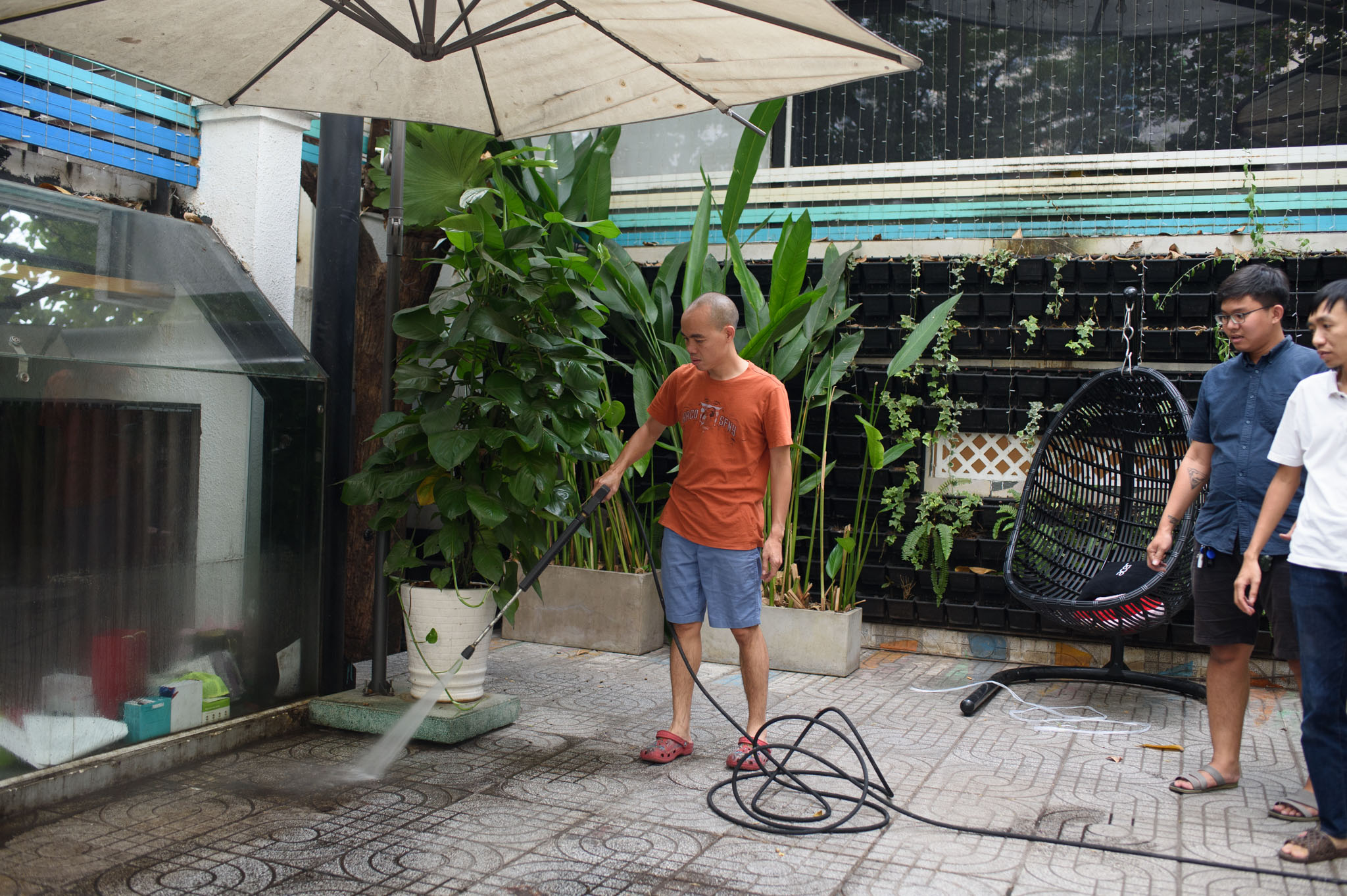 Chủ tịch khoe máy xịt áp lực vệ sinh nhà, cả hội thích mê