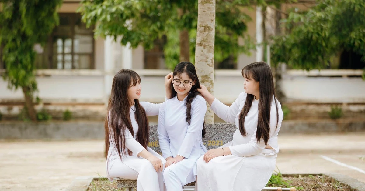 Nữ sinh M'nông vượt nghịch cảnh: Mất một chân vẫn kiên cường bước tới giảng đường đại học