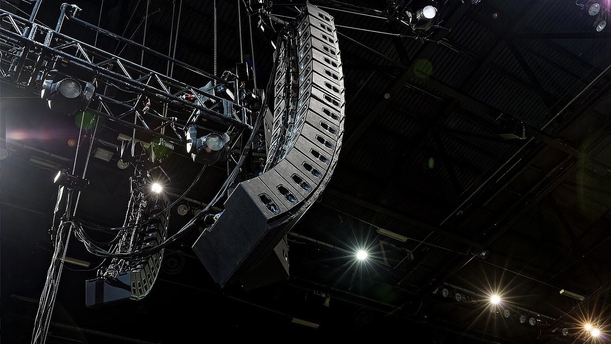 Loa Line Array Là Gì? Giải Mã Hệ Thống Âm Thanh "Khủng" Của Các Concert Đỉnh Cao