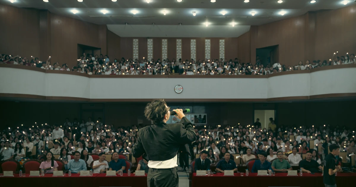 Cặp đôi ca sĩ 'triệu view' Kuun Đức Nam - Xuân Đức 'đốn tim' sinh viên Học viện Tài chính