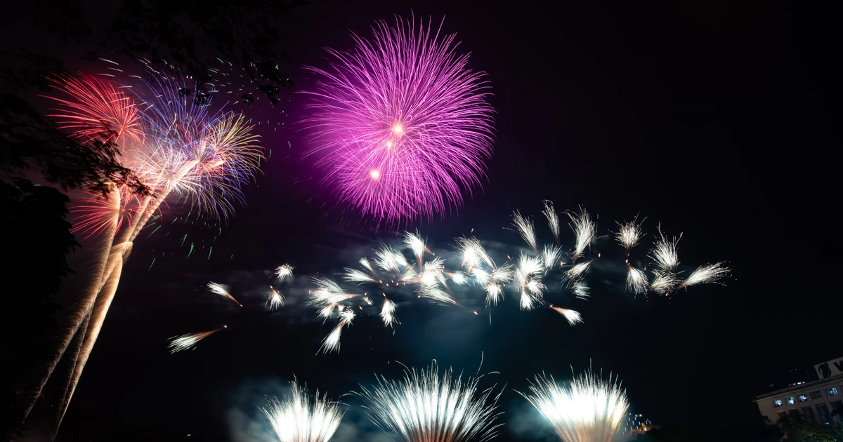 Hà Nội bùng nổ pháo hoa đón 2026, giới trẻ gửi gắm bao ước mơ cho năm mới ✨