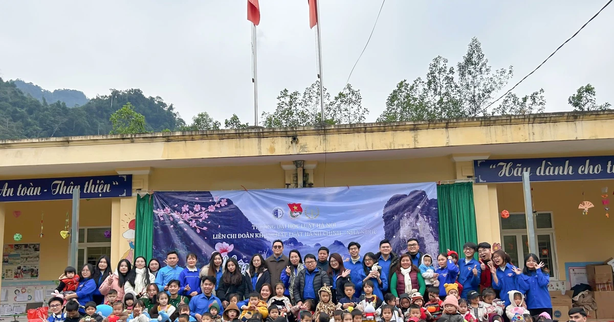 Sinh viên Luật vượt núi cao Tuyên Quang mang yêu thương đến với các bé mầm non