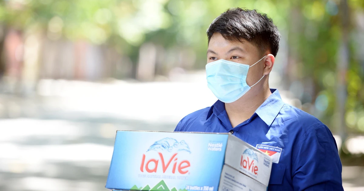 Nam sinh dành tiền dạy thêm mua nước tặng chốt phòng dịch COVID-19 - Hành động ý nghĩa giữa mùa dịch