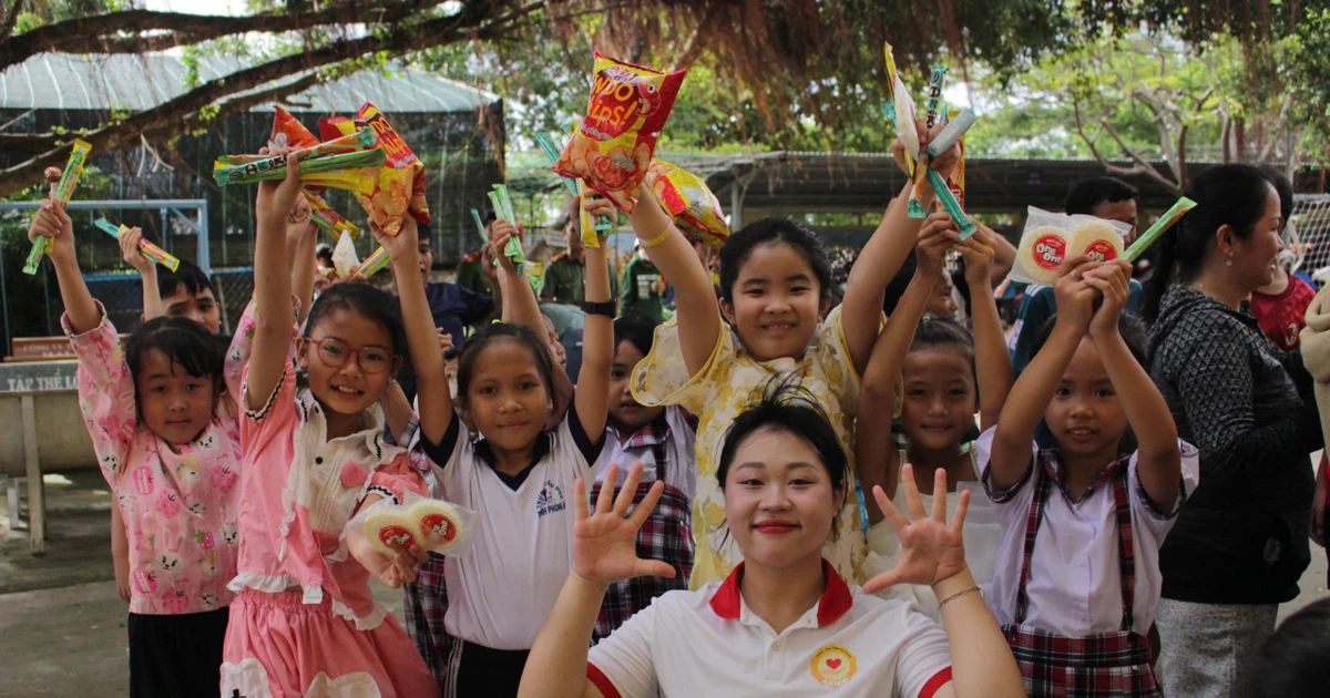 Bạn trẻ Sài Gòn mang Trung Thu về cho các em nhỏ khó khăn ở Bến Tre