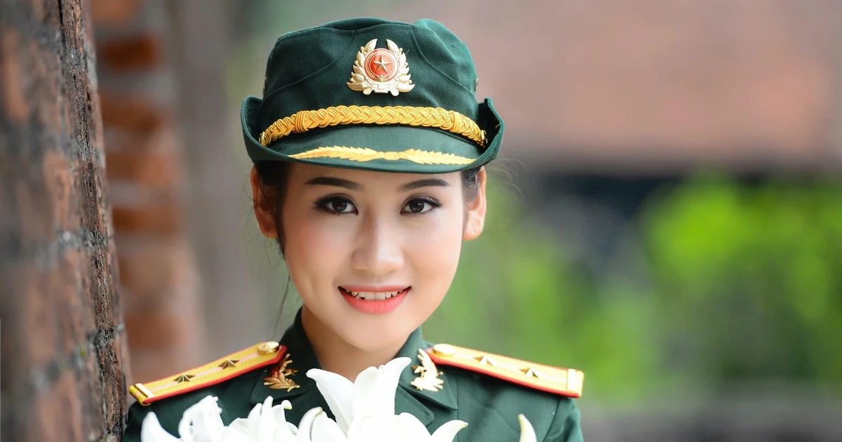 Nữ Trung úy đa tài gây sốt với visual "chuẩn quân nhân" vừa xinh vừa tài