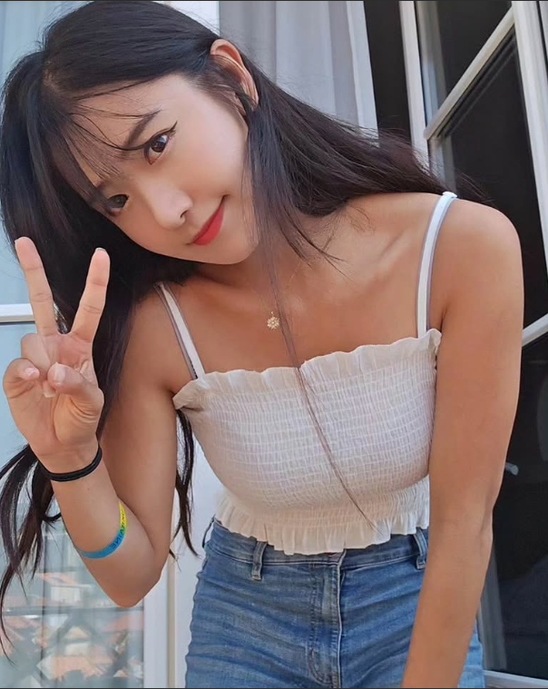 Nữ streamer "gây bão" khi livestream ngâm suối nước nóng, 20.000 người xem cùng lúc không thể rời mắt