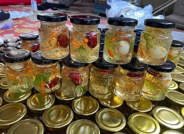 Hoa đào, mai trắng vẫn bày bán đầu tháng 3 ở Hà Nội; món ăn 'nhà giàu' đắt khách mùa COVID