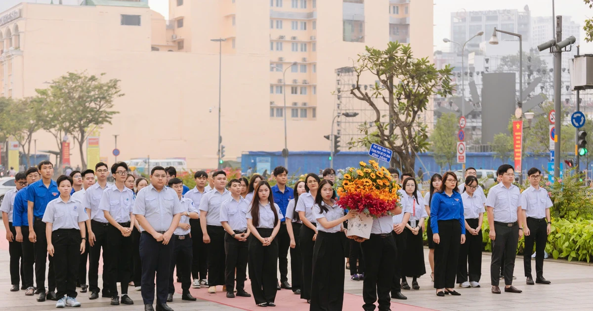 Hội Sinh viên TP. HCM dâng hoa Bác Hồ nhân kỷ niệm 75 năm Ngày truyền thống học sinh, sinh viên - Moment cảm xúc của giới trẻ