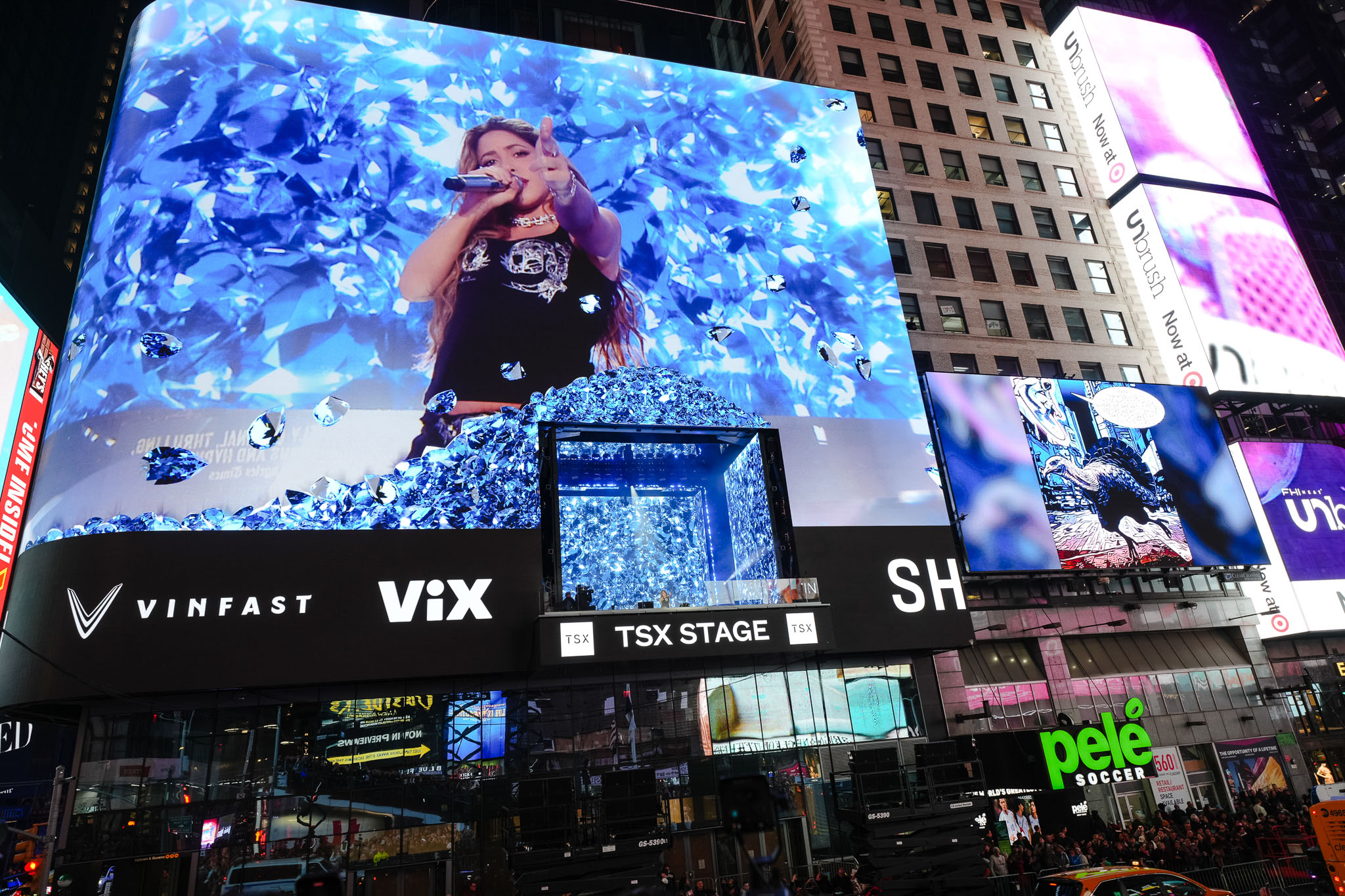 VinFast chơi lớn tài trợ Shakira ra mắt album mới tại Times Square giữa lòng New York
