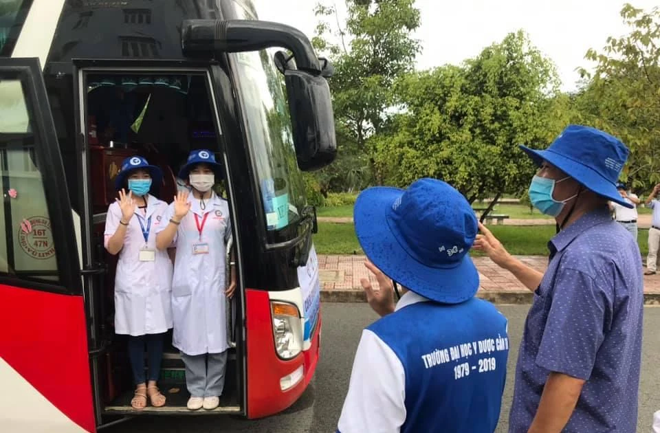 Đội quân áo blouse trắng "xông pha" tuyến đầu chống dịch: Sinh viên Y Dược Cần Thơ và những chuyến đi không do dự