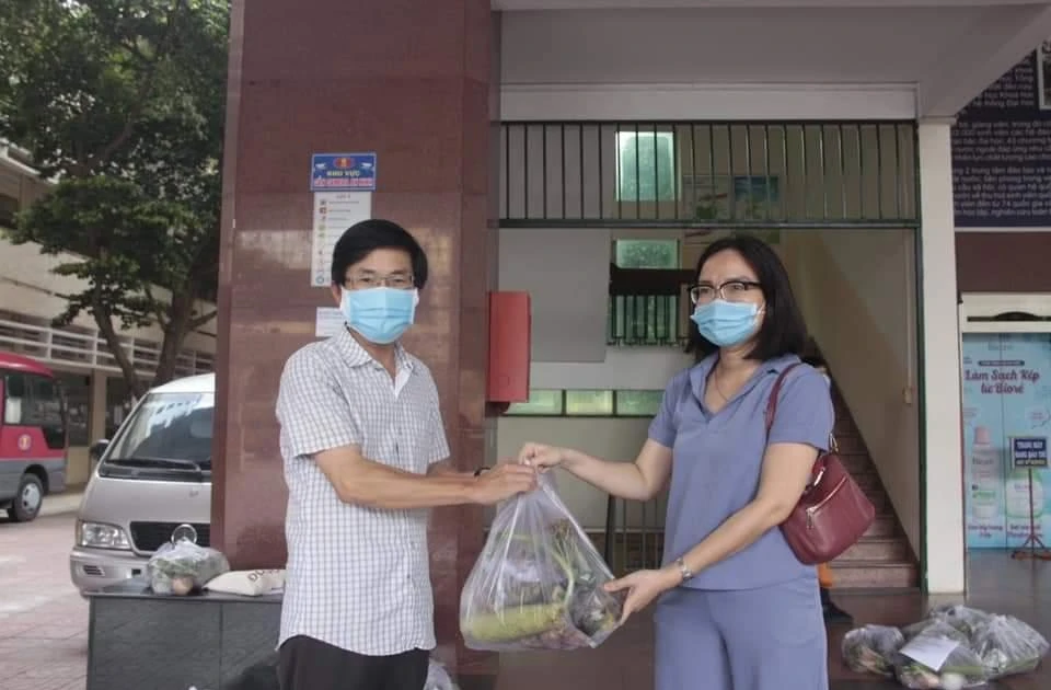 Thầy cô trao nhau rau củ mùa dịch, xúc động muốn khóc