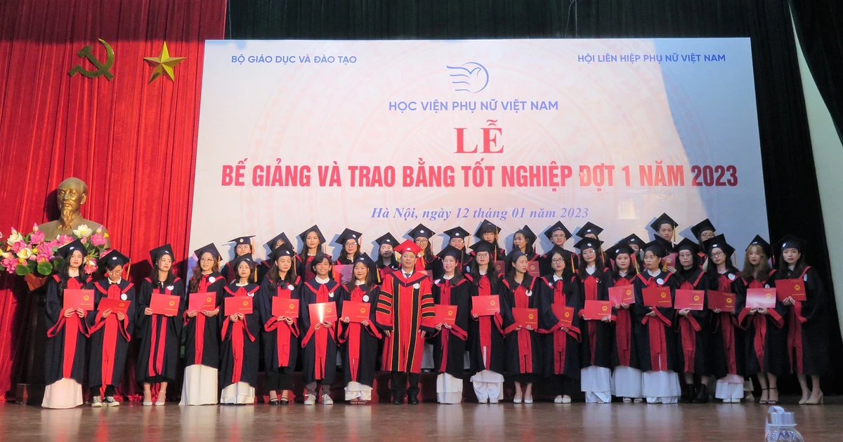 Hơn 400 sinh viên Học viện Phụ nữ Việt Nam rạng rỡ nhận bằng tốt nghiệp đợt đầu năm 2023 ✨